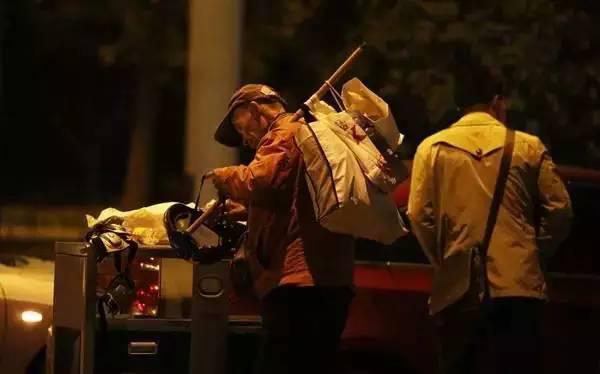 含著淚看完的！一位拾荒老人，溫暖了整個人間
